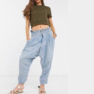 FREE PEOPLE Light Denim Mover & Shaker Pleated Tapered Leg Cropped Jeans Size 4